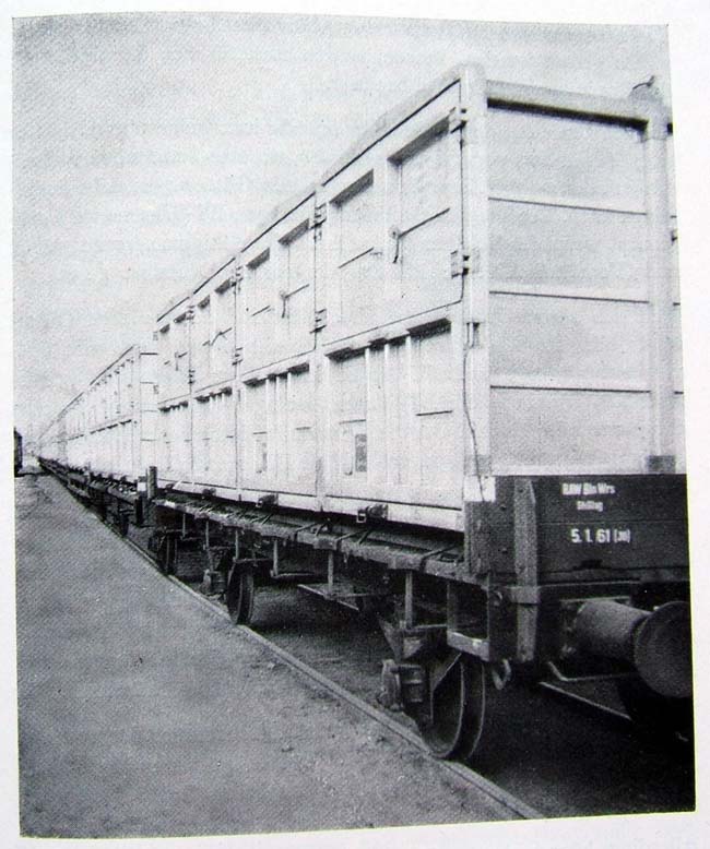 Behälterwagen mit vier Behältern
